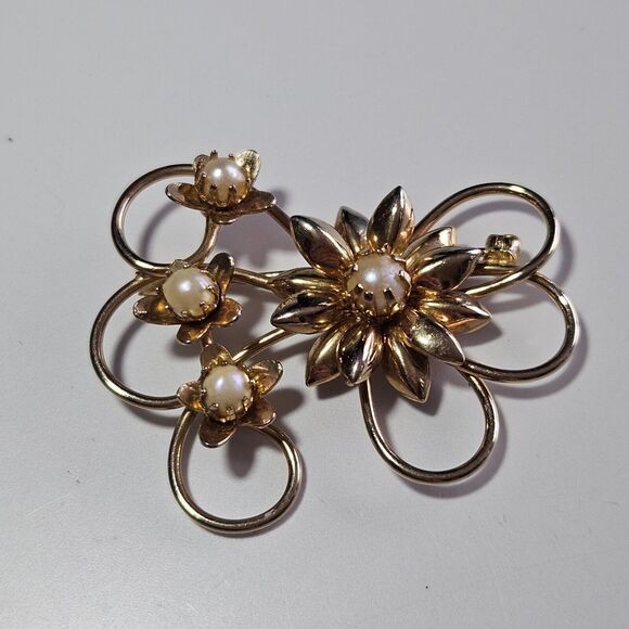 *Sale* Gold Tone Vintage Faux Pearl Swirly Flower Brooch - Picture 7 of 9
